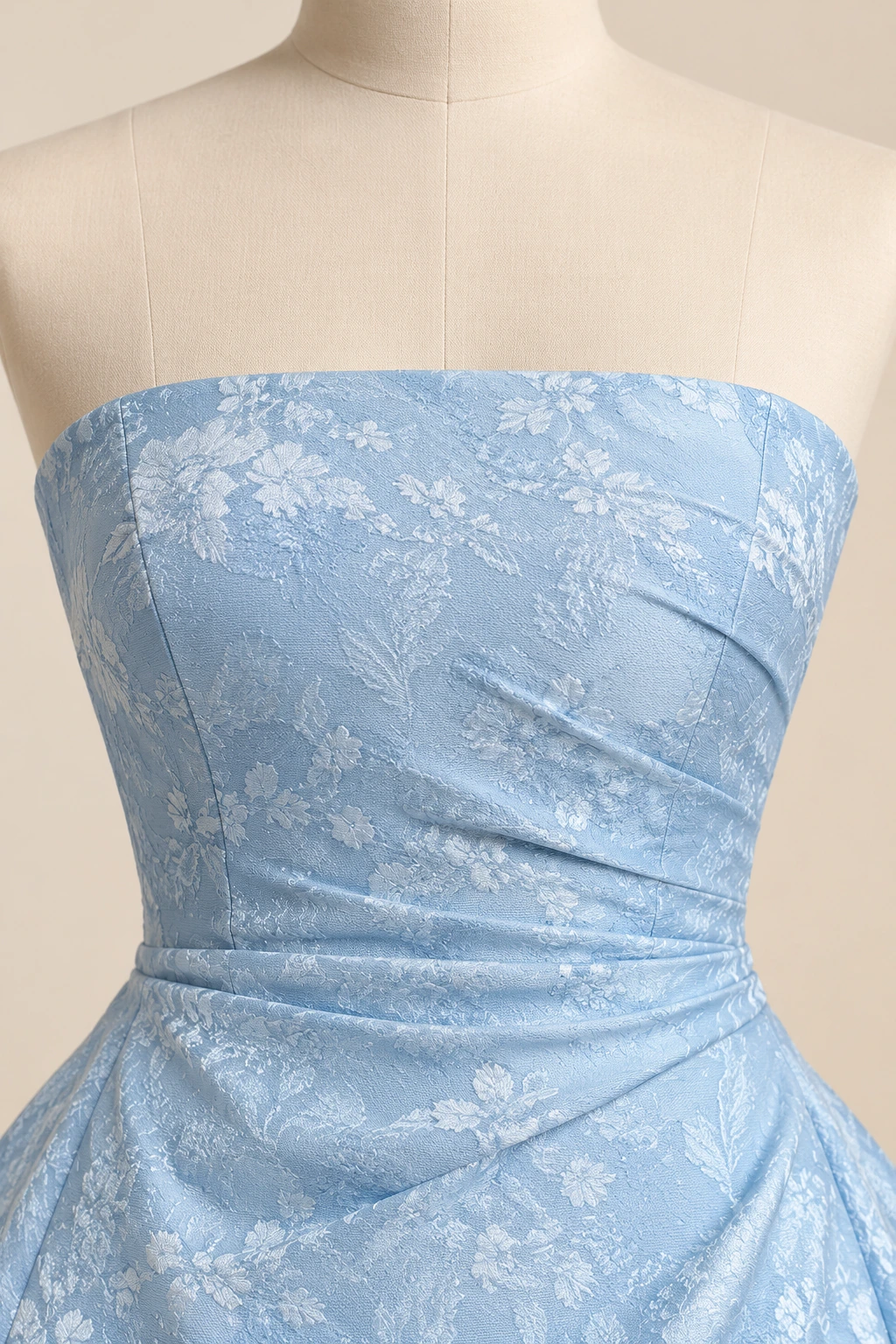 Détails de la coupe et du tissu d’une robe de cérémonie